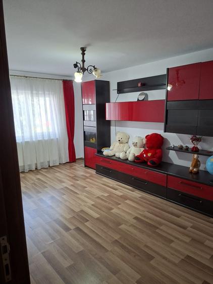 Apartament cu 3 camere decomandat în Racova