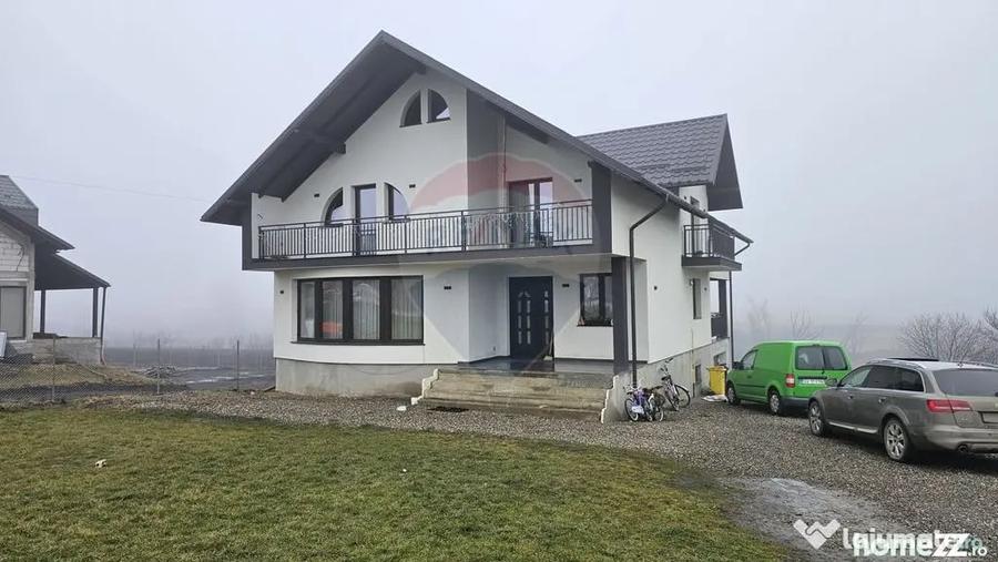 Casă cu 5 camere cu Teren 2500 Mp în Moara