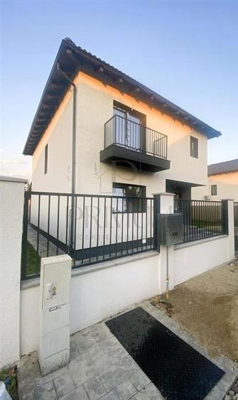 Casă individuală cu 4 camere cu Canalizare în Utvin