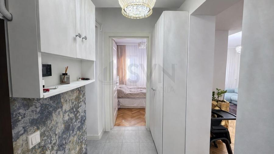 Apartament cu 4 camere semidecomandat, mobilat în Capitale