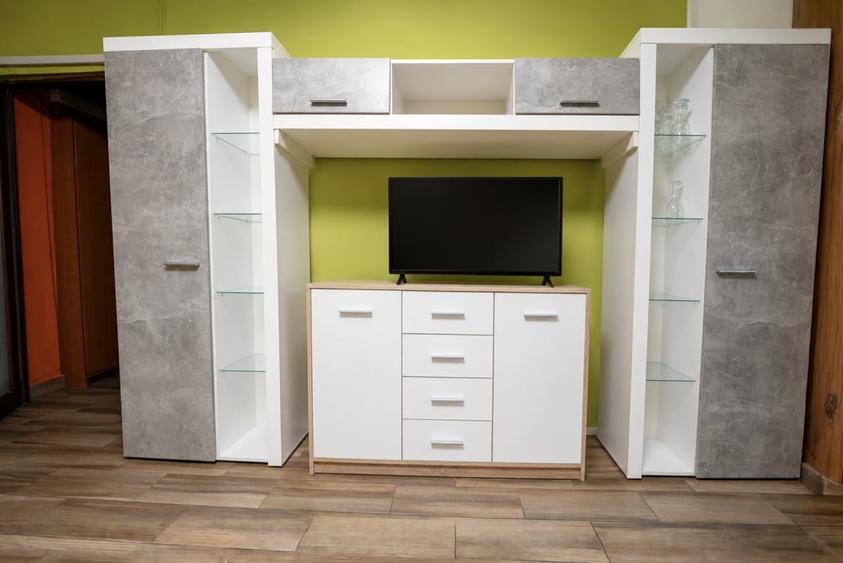 Apartament cu 4 camere decomandat, mobilat în Tineretului