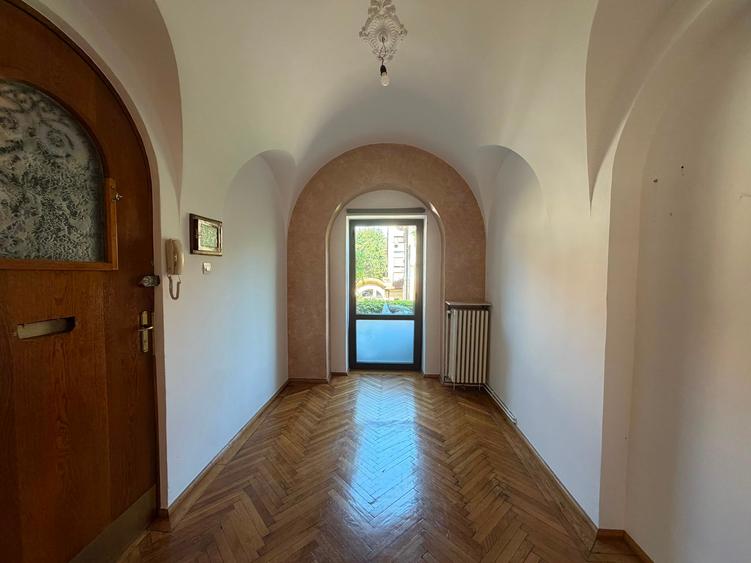 Apartament cu 4 camere semidecomandat în Universitate
