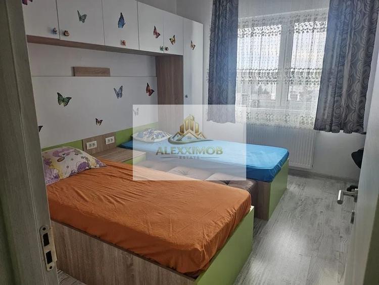 Apartament cu 3 camere decomandat, mobilat în Metalurgiei