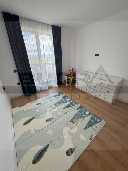 Apartament cu 4 camere semidecomandat în Chinteni
