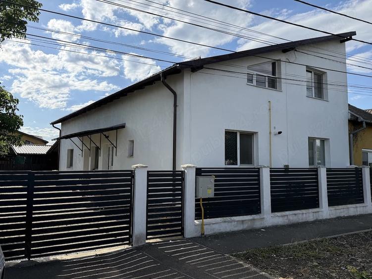 Casă cu Teren 606 Mp în Est