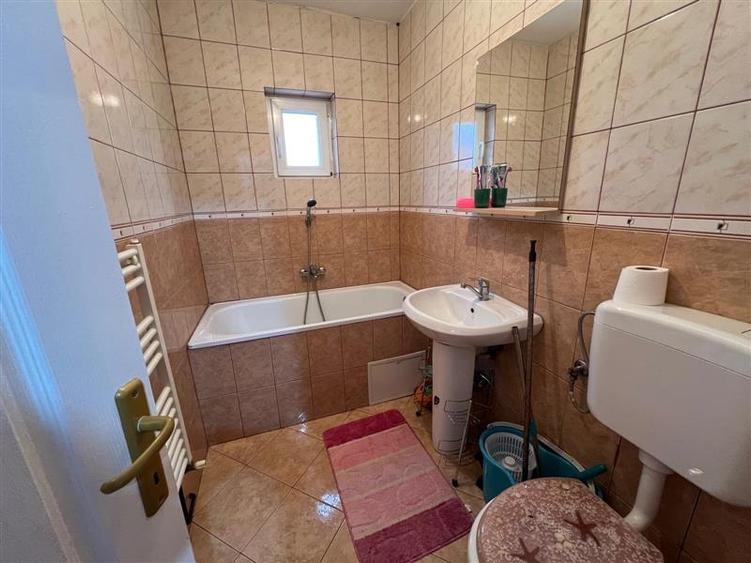 Apartament cu 3 camere decomandat, mobilat în Sângeorgiu de Mureș