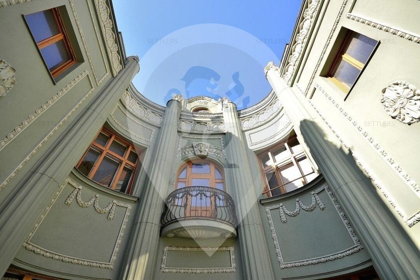 Casă individuală cu 7 camere cu Canalizare în Centrul Istoric