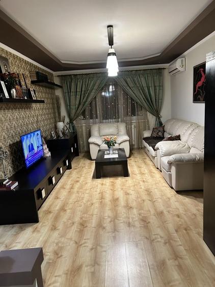 Apartament cu 3 camere decomandat în Exterior Vest
