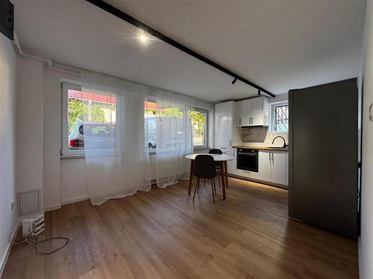 Apartament cu 3 camere semidecomandat, mobilat în Europa
