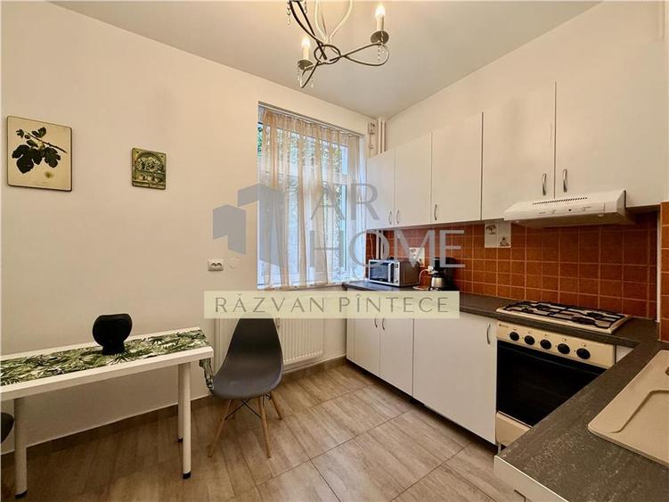 Apartament cu 3 camere decomandat, mobilat în Sud