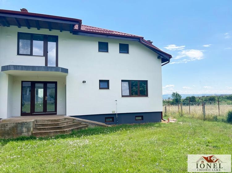 Casă individuală cu 5 camere cu Garaj în Est