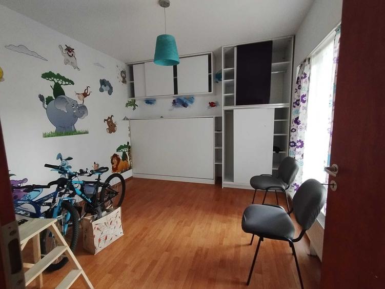 Apartament cu 3 camere semidecomandat în Titan