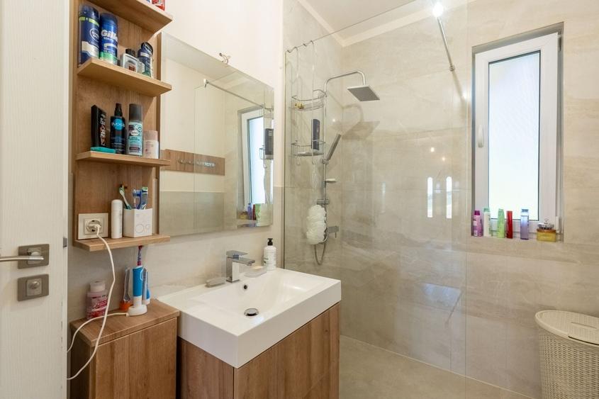 Casă individuală cu 8 camere cu Canalizare în Câmpenești