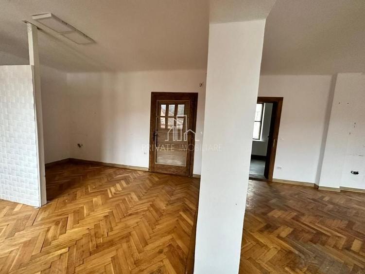 Casă individuală cu 5 camere cu Canalizare în Central