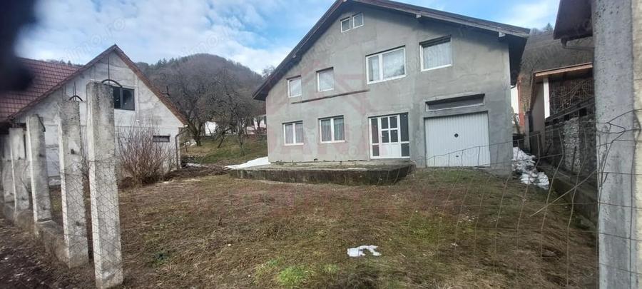 Casă cu 3 camere cu Teren 563 Mp în Rusca