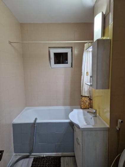 Apartament cu 3 camere decomandat în Tei