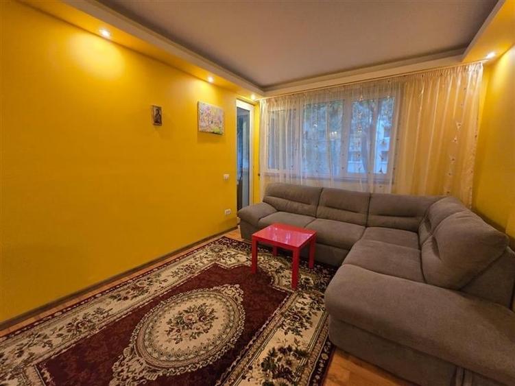 Apartament cu 3 camere semidecomandat în Bucureștii Noi