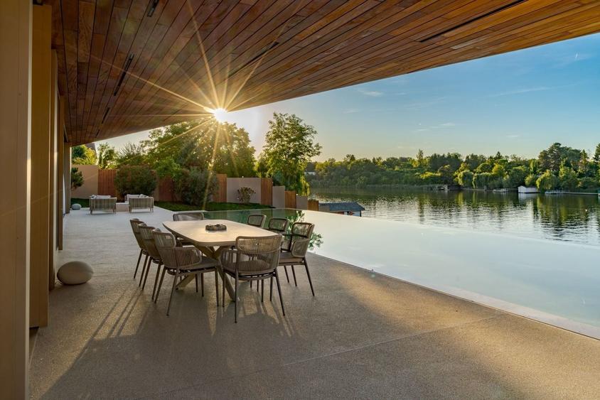 Casă individuală cu 9 camere cu Piscina în Ghermănești