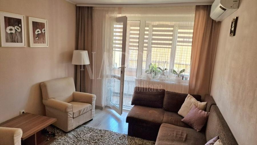Apartament cu 3 camere semidecomandat, mobilat în Orașul Nou