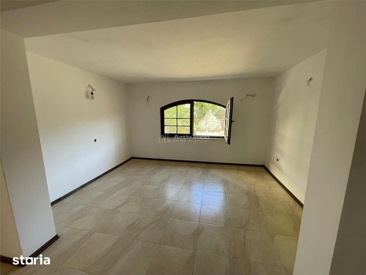 Casă cu 9 camere cu Teren 280 Mp în Corbeanca