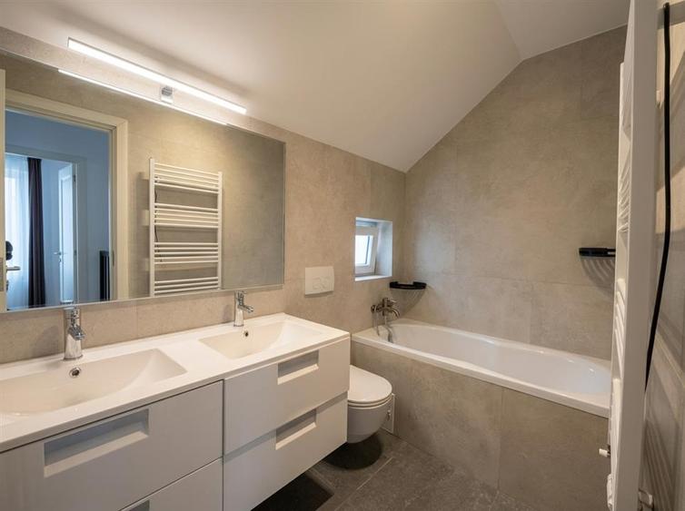 Casă individuală cu 4 camere cu Canalizare în Lisaura