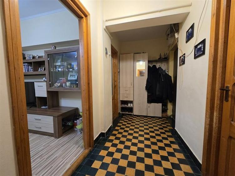 Apartament cu 3 camere semidecomandat, mobilat în Inel II