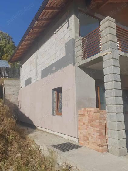 Casă cu 5 camere cu Teren 3519 Mp în Agăș