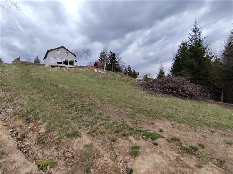 Teren Construcții intravilan de 1336 mp, în Izvoru Mureșului