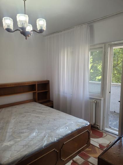 Apartament cu 3 camere decomandat, mobilat în Balada