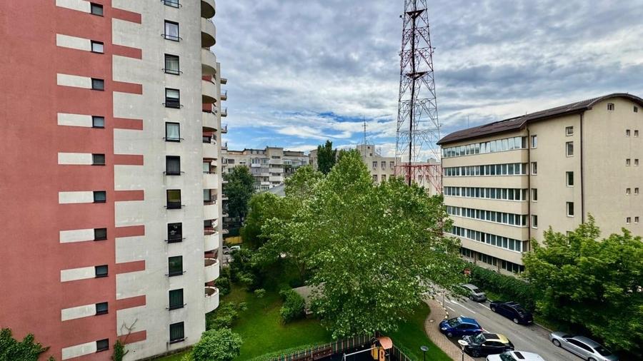 Apartament cu 4 camere semidecomandat, mobilat în Ștefan cel Mare