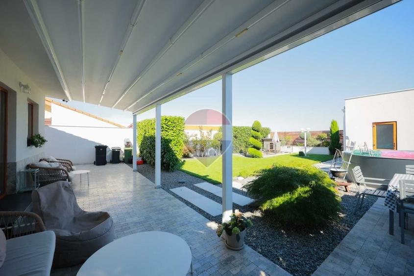 Casă individuală cu 3 camere cu Piscina în Paleu