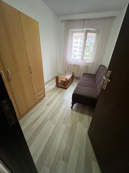 Apartament cu 3 camere decomandat în Girocului