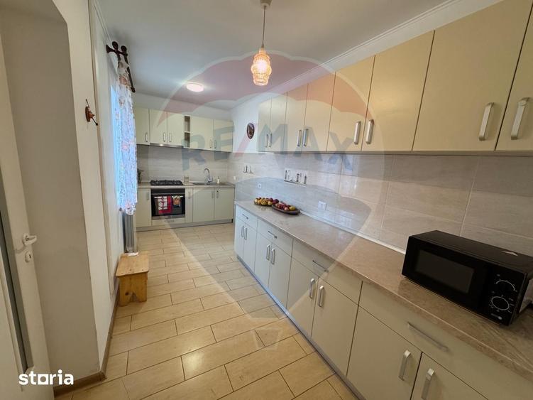 Casă cu 6 camere cu Teren 1263 Mp în Dărmănești