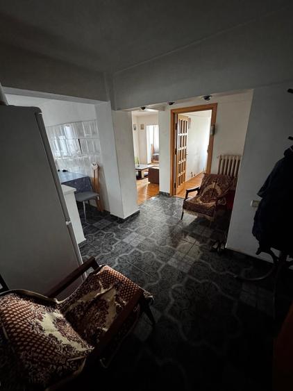 Apartament cu 3 camere semidecomandat în Central