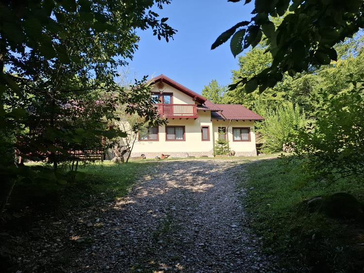 Casă cu 6 camere cu Teren 2267 Mp în Iedera de Sus