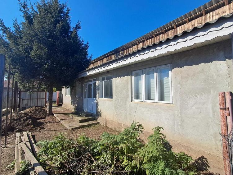 Casă cu 2 camere în Adjudu Vechi