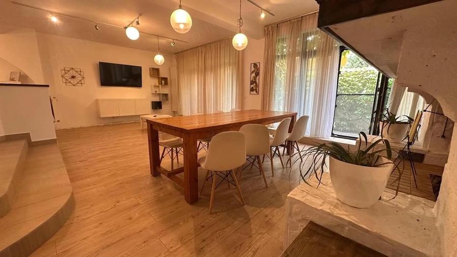 Casă cu 7 camere cu Teren 200 Mp în Central