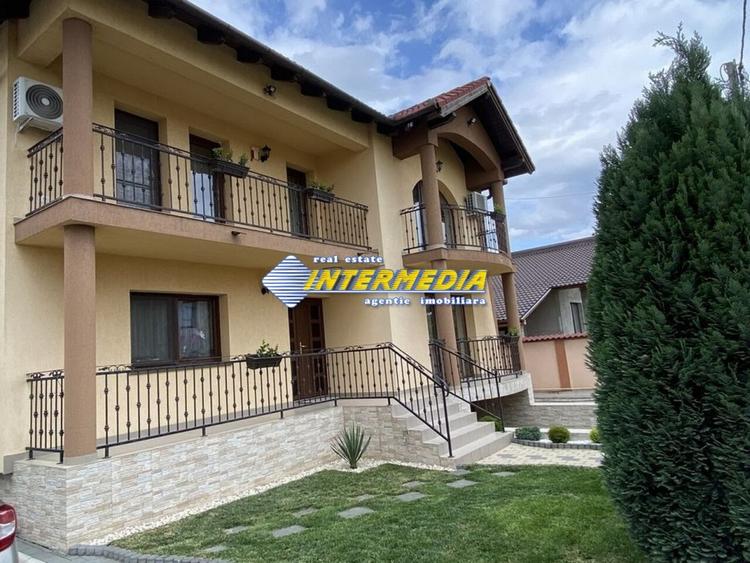 Casă individuală cu 4 camere cu Garaj în Central