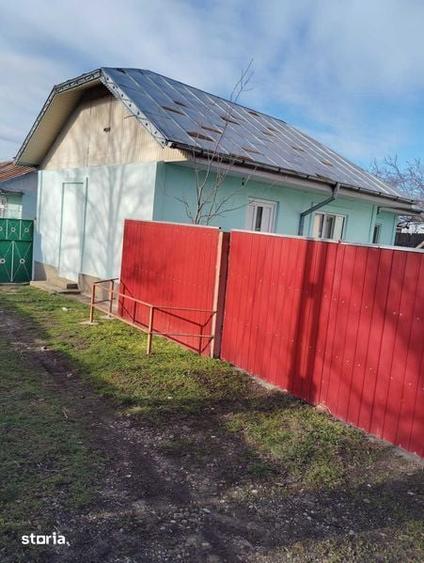 Casă cu 4 camere cu Teren 2000 Mp în Roșiești