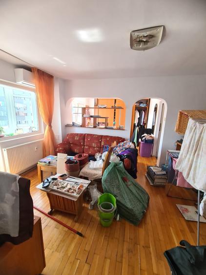 Apartament cu 4 camere decomandat în Titulescu