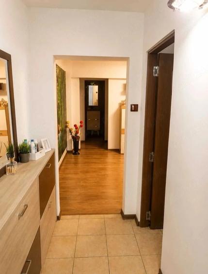 Apartament cu 3 camere semidecomandat, mobilat în Central