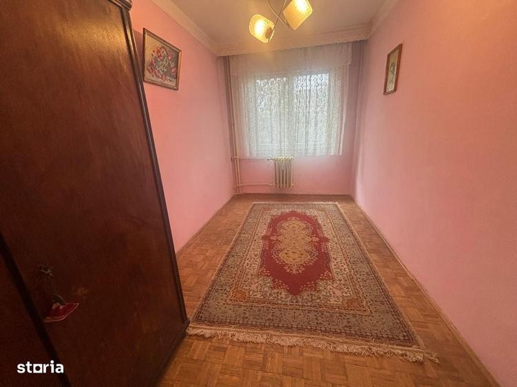 Apartament cu 3 camere decomandat în Podu Roș