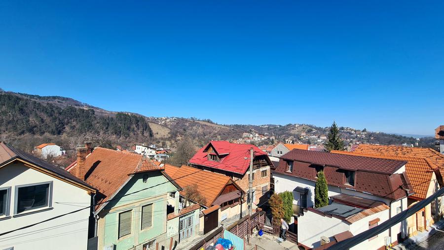 Casă individuală cu 4 camere cu Canalizare în Schei