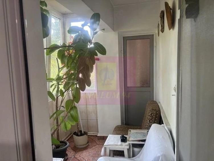 Apartament cu 3 camere decomandat în Drumul Sării