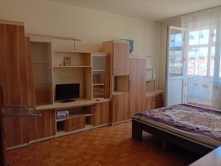 Garsonieră decomandată în Decebal