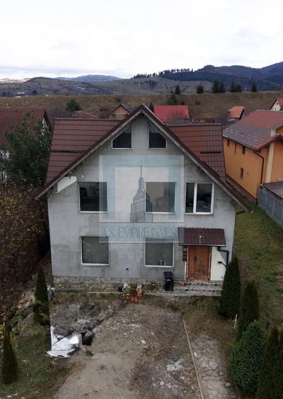 Casă individuală cu 5 camere cu Canalizare în Tărlungeni