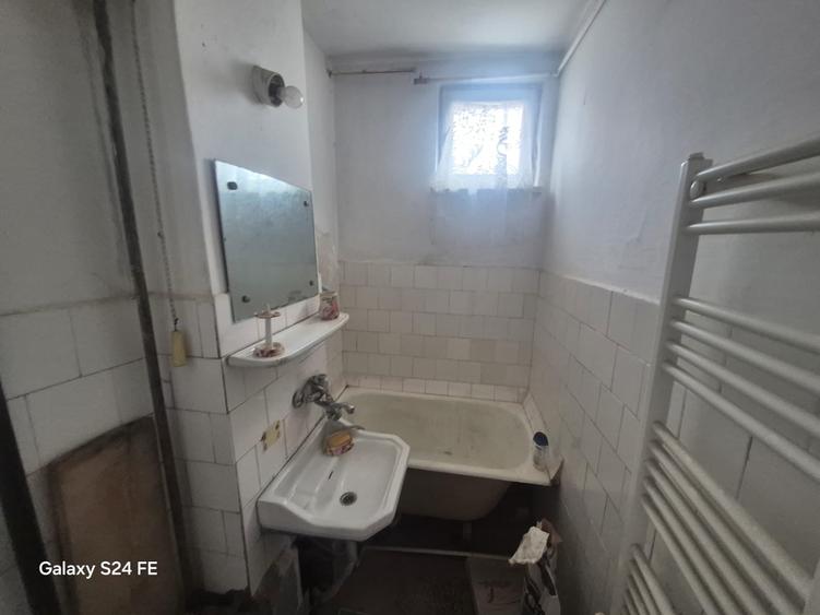 Apartament cu 3 camere semidecomandat în Dărmănești