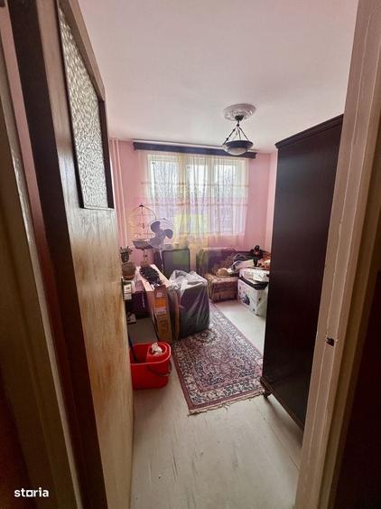 Apartament cu 3 camere semidecomandat în Rahova