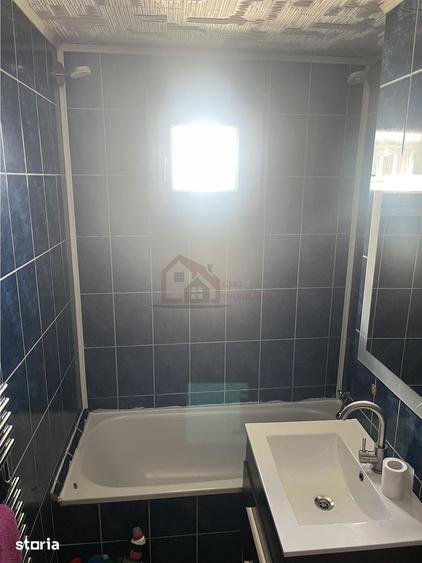 Apartament cu 3 camere semidecomandat în Tei