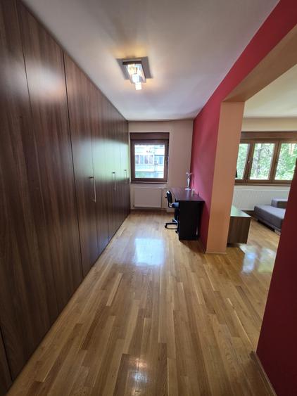 Apartament cu 4 camere decomandat în Medicină